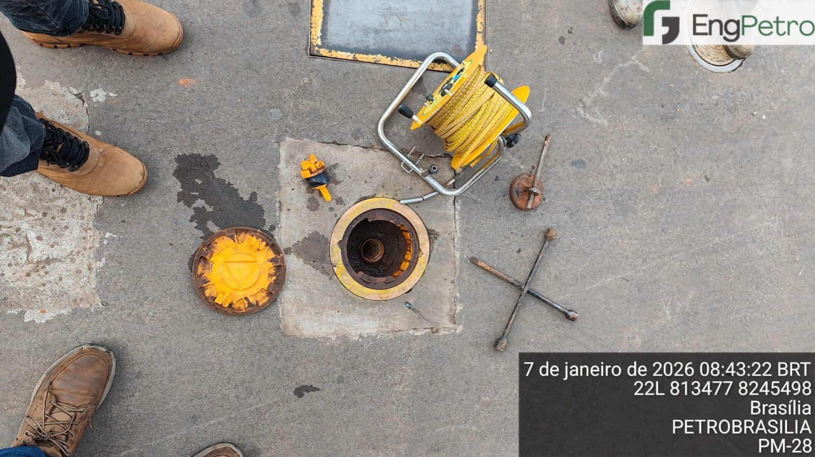 Equipe da EngPetro abrindo um poço de monitoramento para leitura de nível em campo